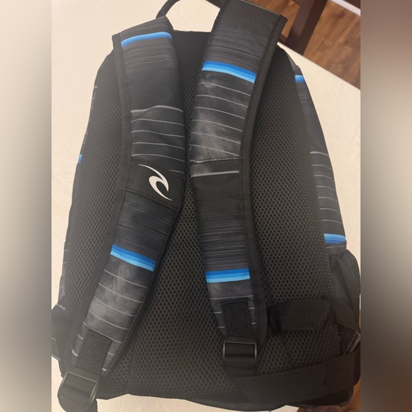BRAND NEW Rip Curl Black and Blue Men's cooler Backpack - Picture 3 of 11